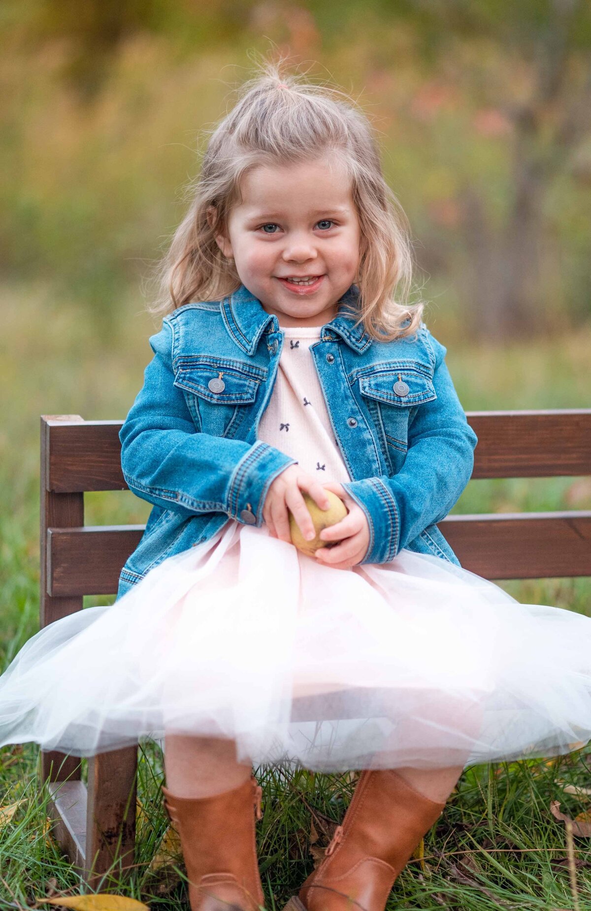 Child-holding-apple-fall-family-photo-session-noblesville-indianapolis