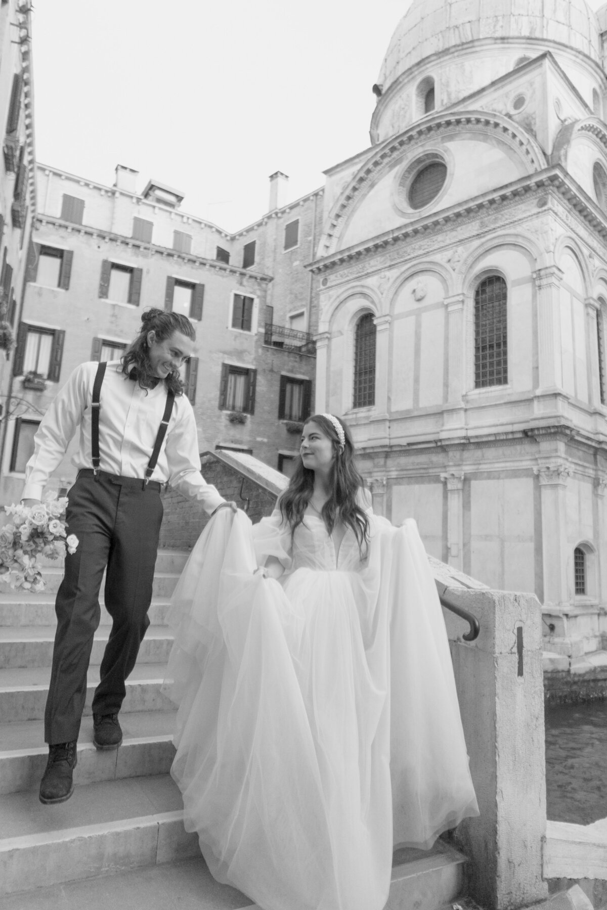-Documentary-Style-Editorial-Vogue-gondola-Italy-Destination-Wedding-Leah-Gunn-PhotographyDocumentary-Style-Editorial-Vogue-gondola-Italy-Destination-Wedding-Leah-Gunn-Photography-10