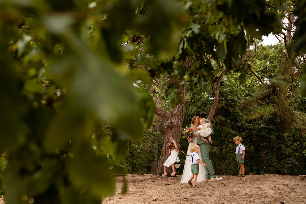 gezinsfoto bruiloft in bos met kinderen