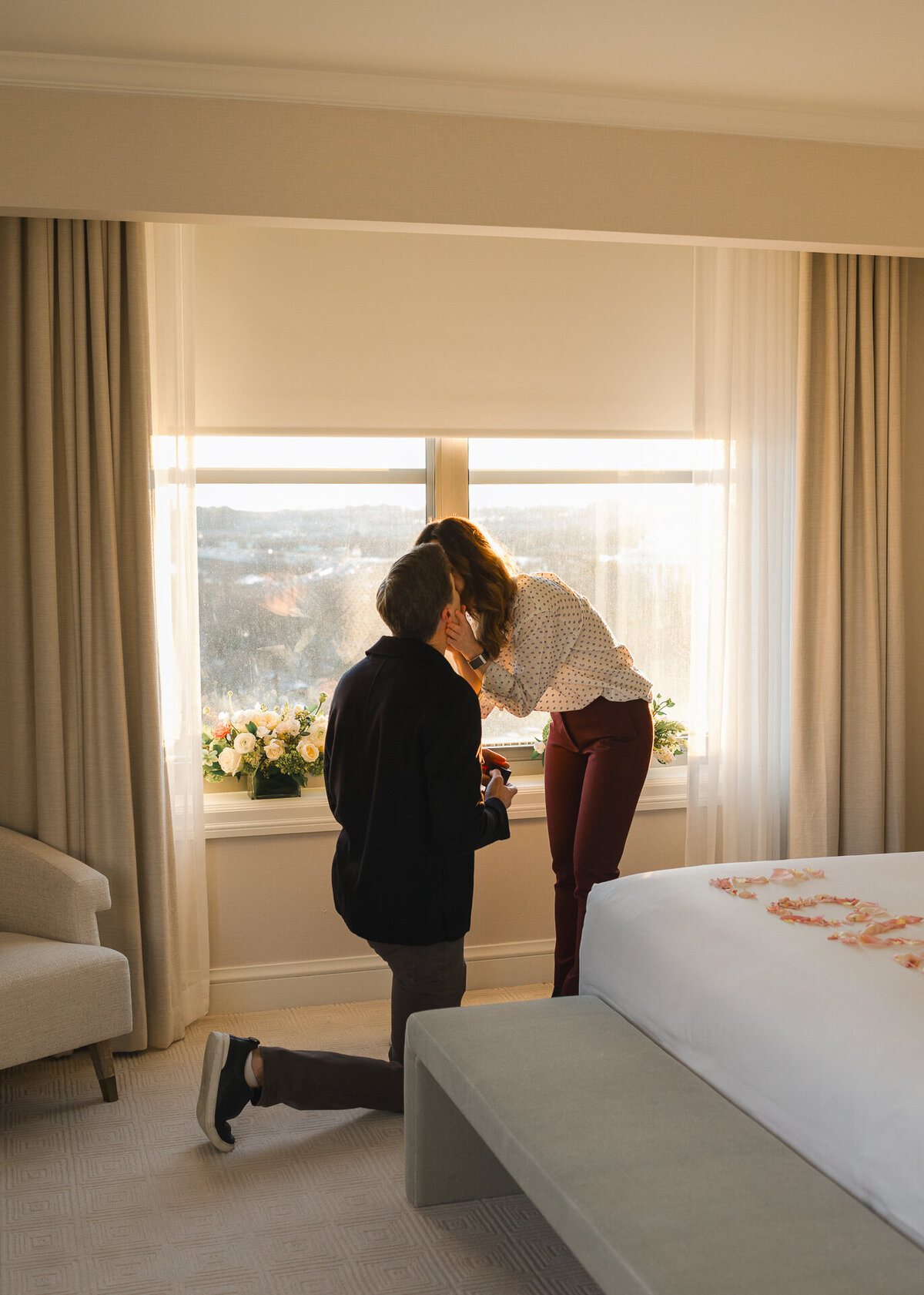 surprised-proposal-hotel-salamander-hotel-room-proposal-15
