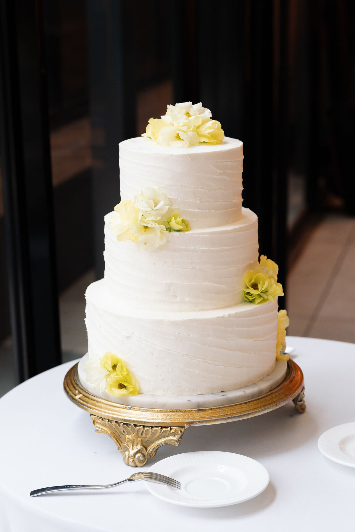 62-wedding-cake-yellow-flowers