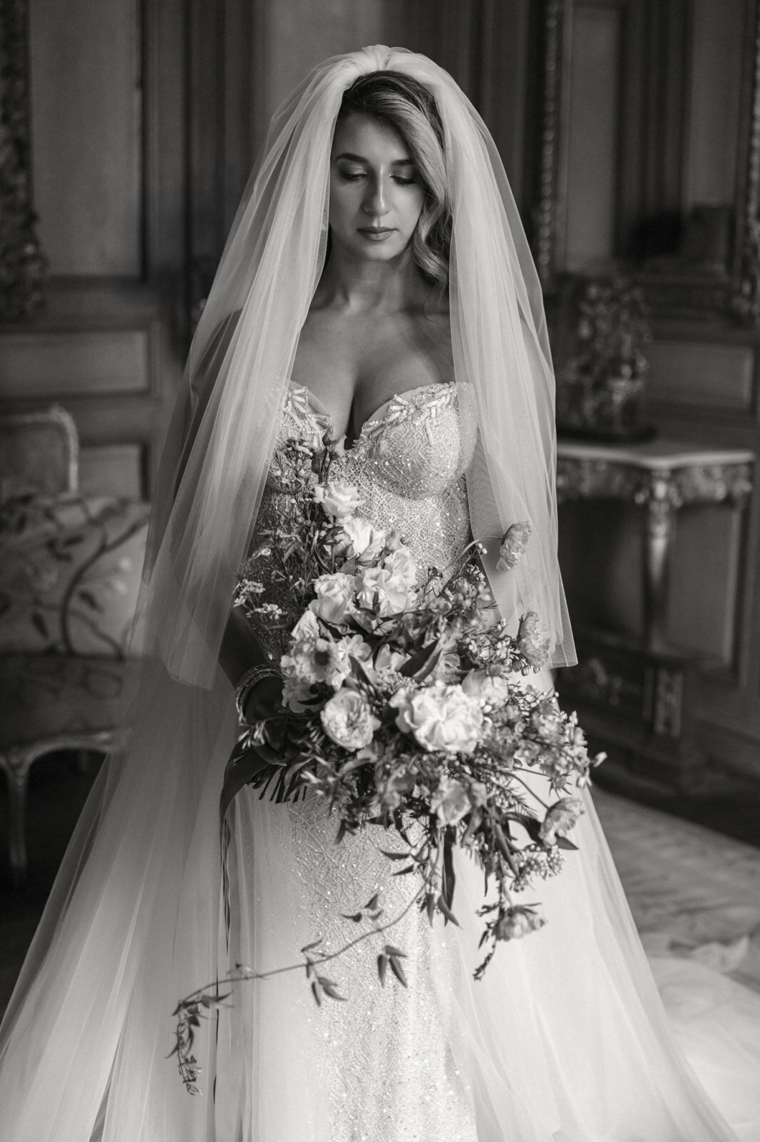 bride-holding-bouquet