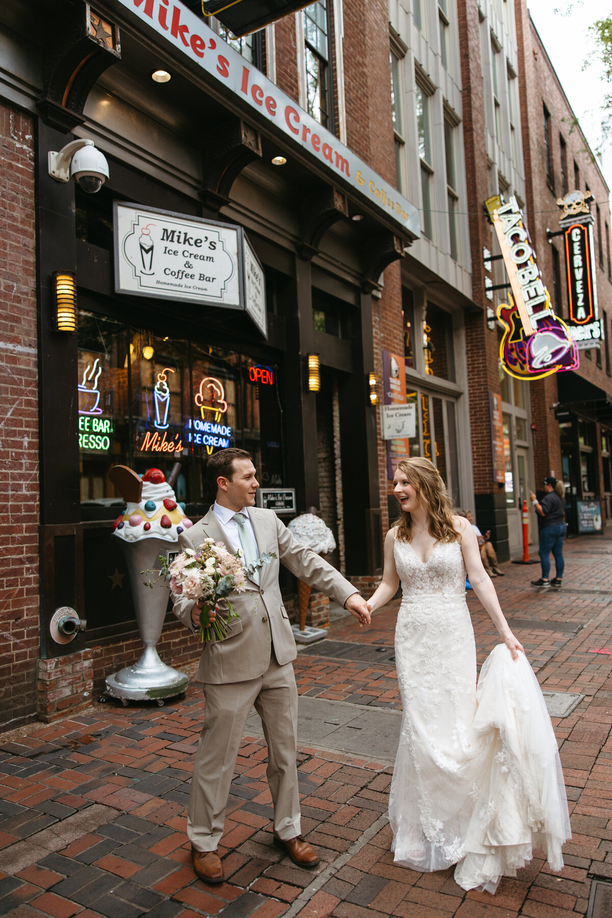 downtown-nashville-elopement-photos