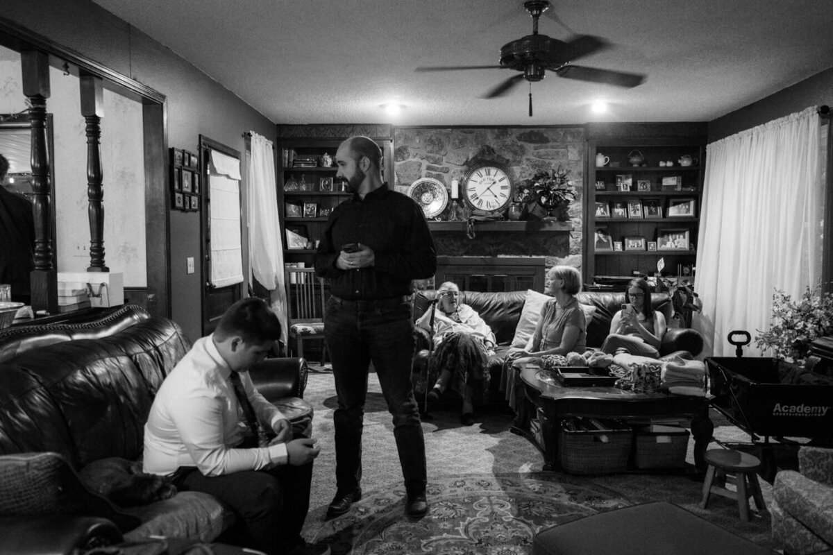guests-waiting-in-living-room-before-ceremony
