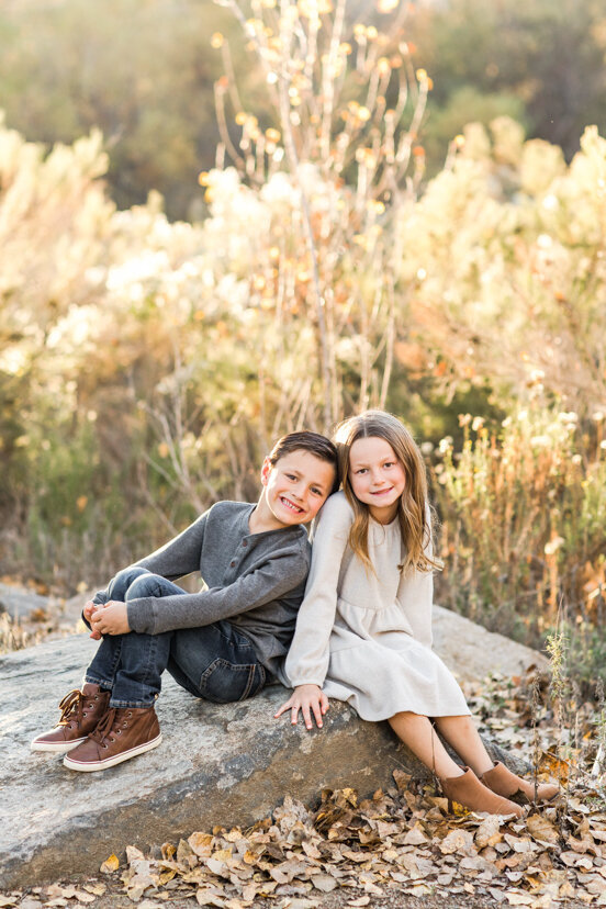 children-sitting-on-rock-mission-trails-san-diego-portrait