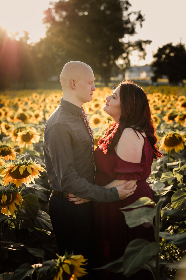 Engagement session in the sunflower field0011