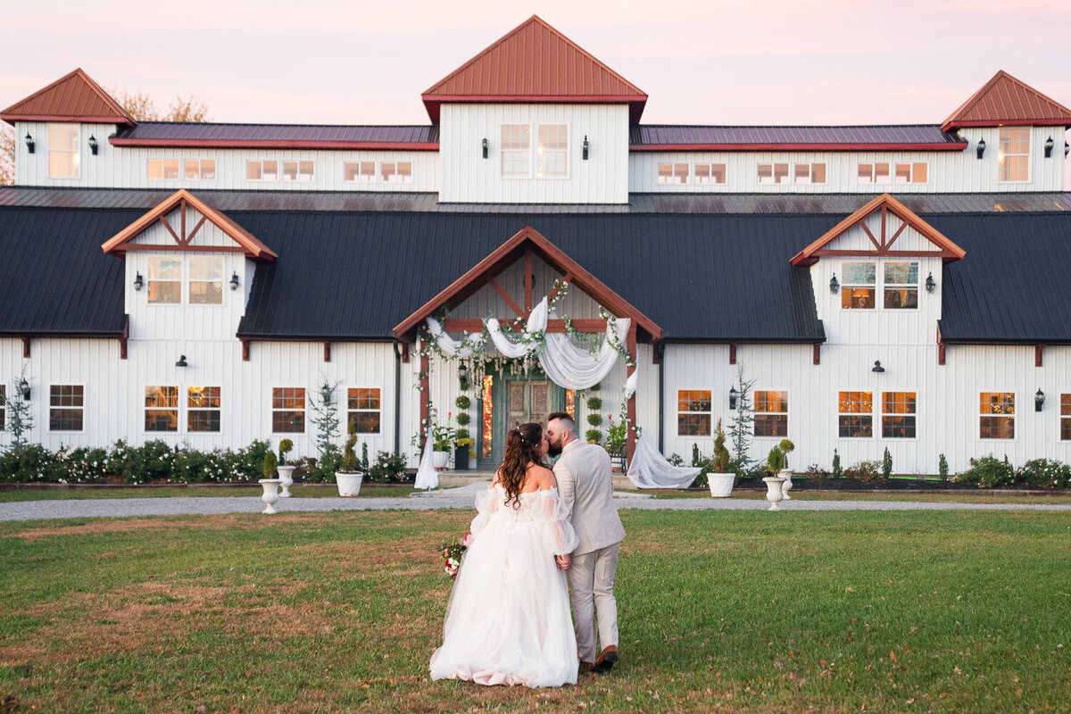 wedding-venue-bridal-couple-kiss-1