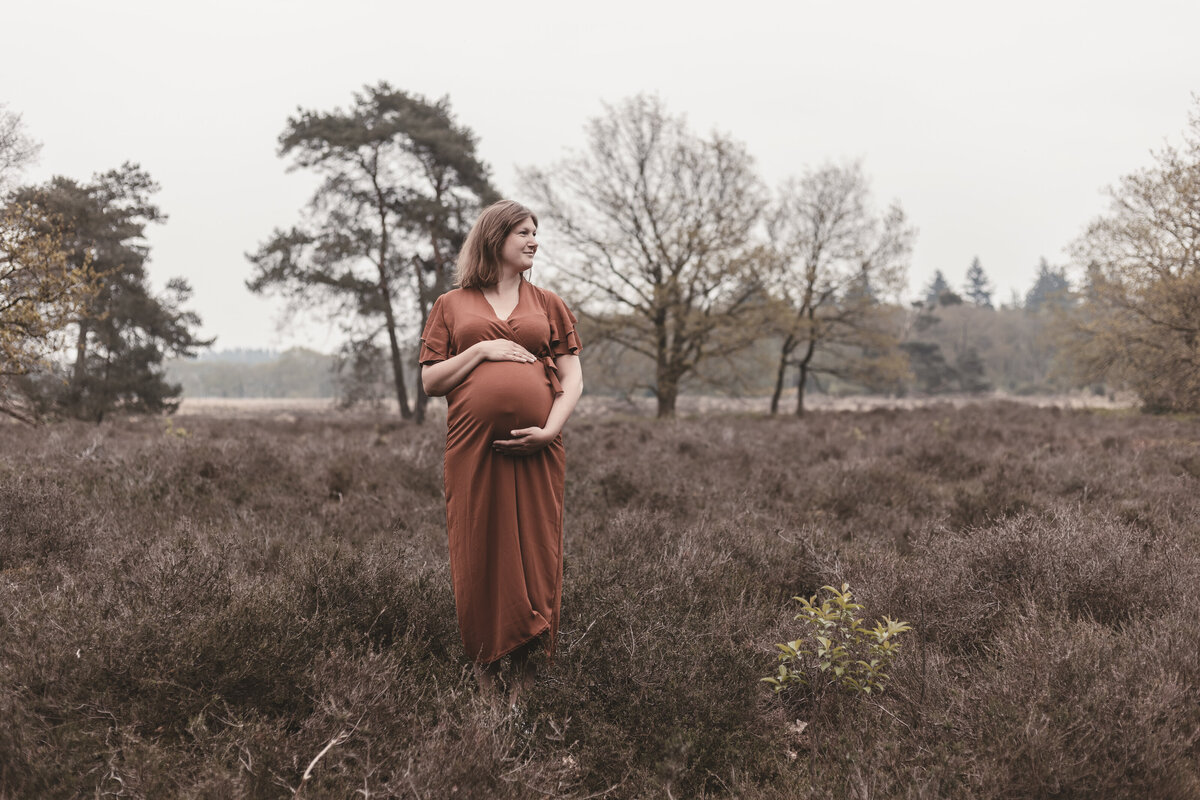 Zwangere vrouw tijdens een fotoshoot bij Evita Fotografie bij de Hunnebedden in Havelte