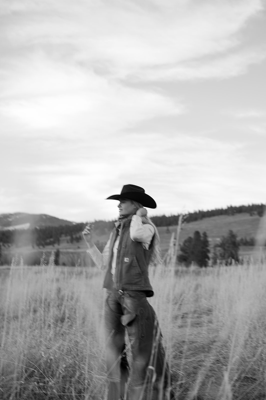 presley-gray-photo-montana-western-ranch-couples-photoshoot-2218-2
