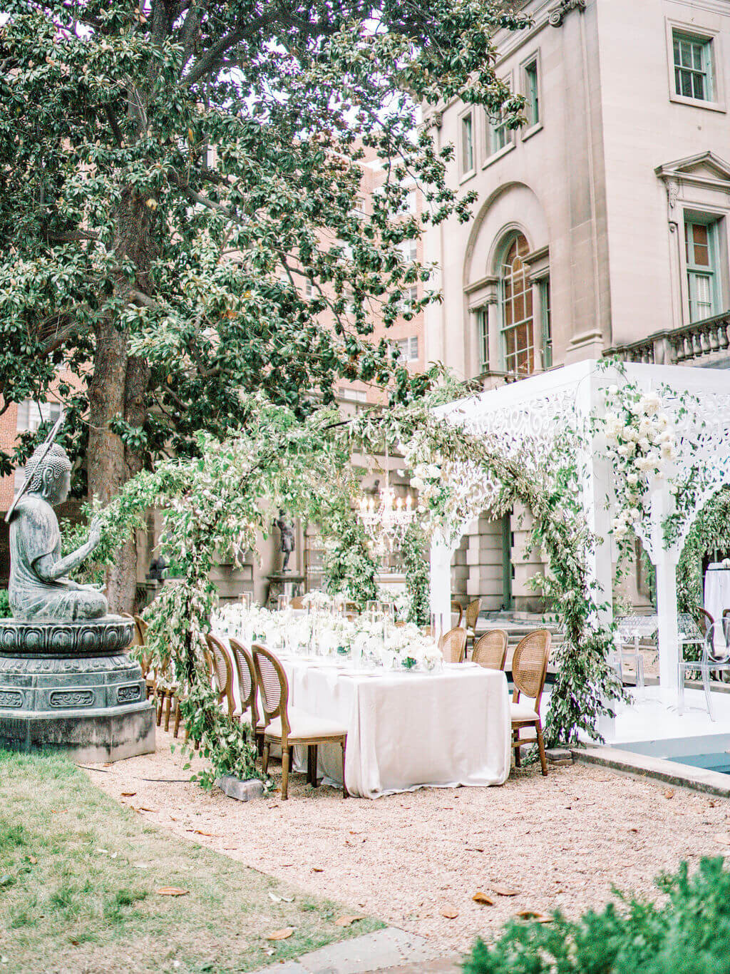 carolina-tyler-outdoor-wedding-reception-larz-anderson-house-dc-springvale-floral