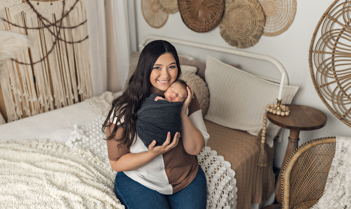 wrapped-newborn-studio-session-central-illinois-14