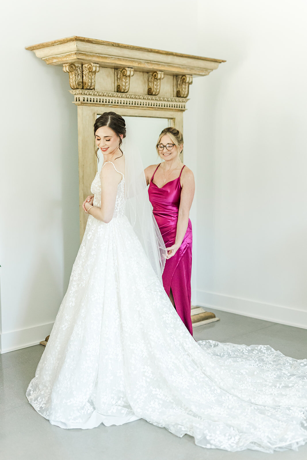 williamsburgweddingphotographer-themainofwilliamsburgwedding-getting ready emily and daniel - 1 -206