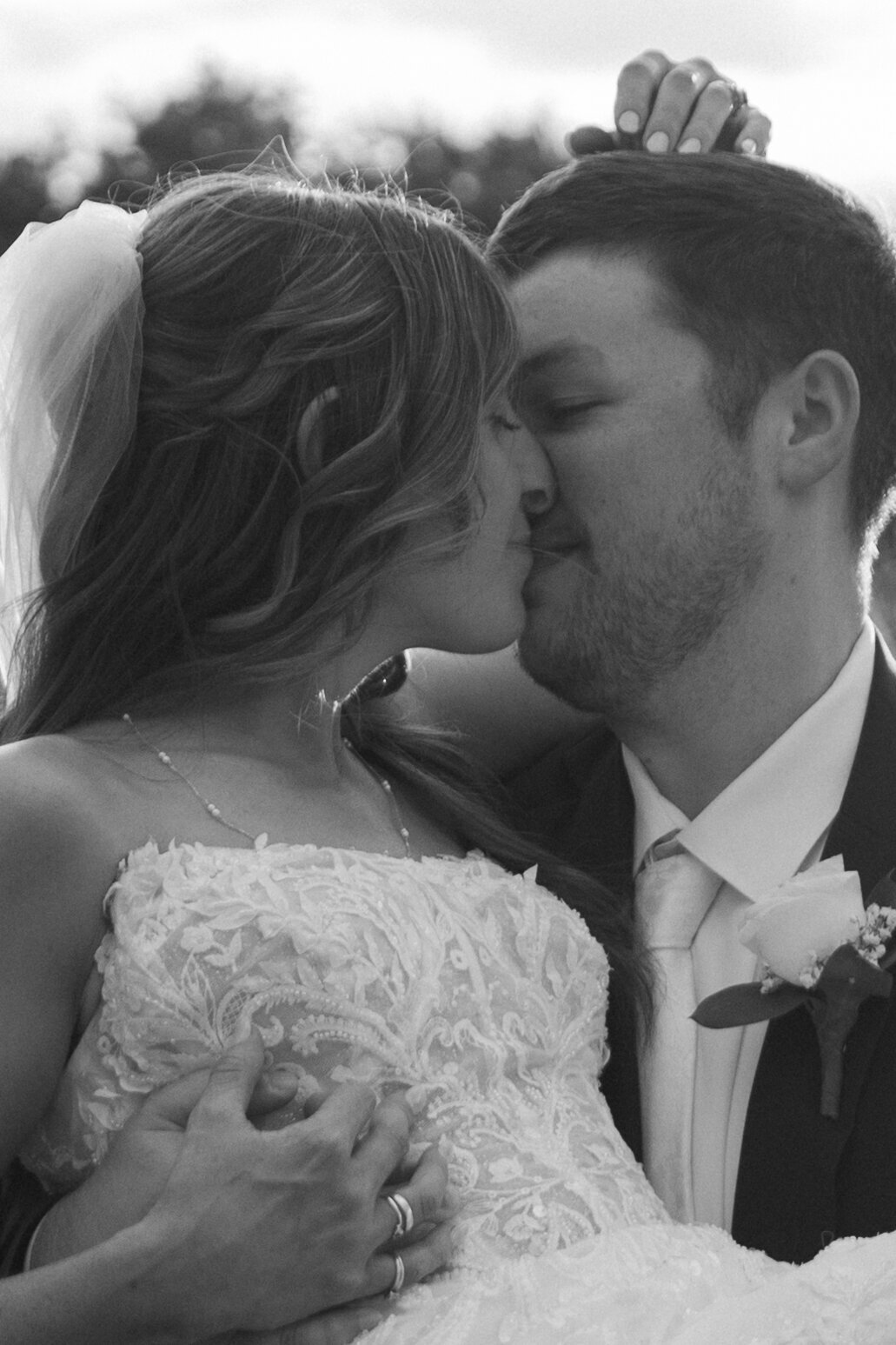 bride-and-groom-romantic-kiss-black-and-white