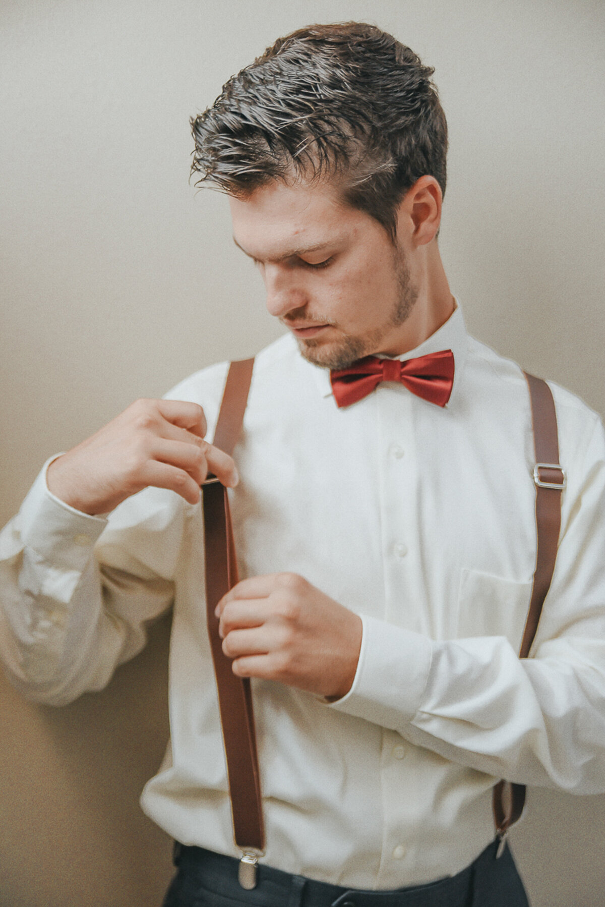 wedding getting ready | Iowa wedding photographer | Iowa Photographer | Playlife | Cedar Rapids | Iowa City | Kalona | Alaynna Ann Schwartz-38