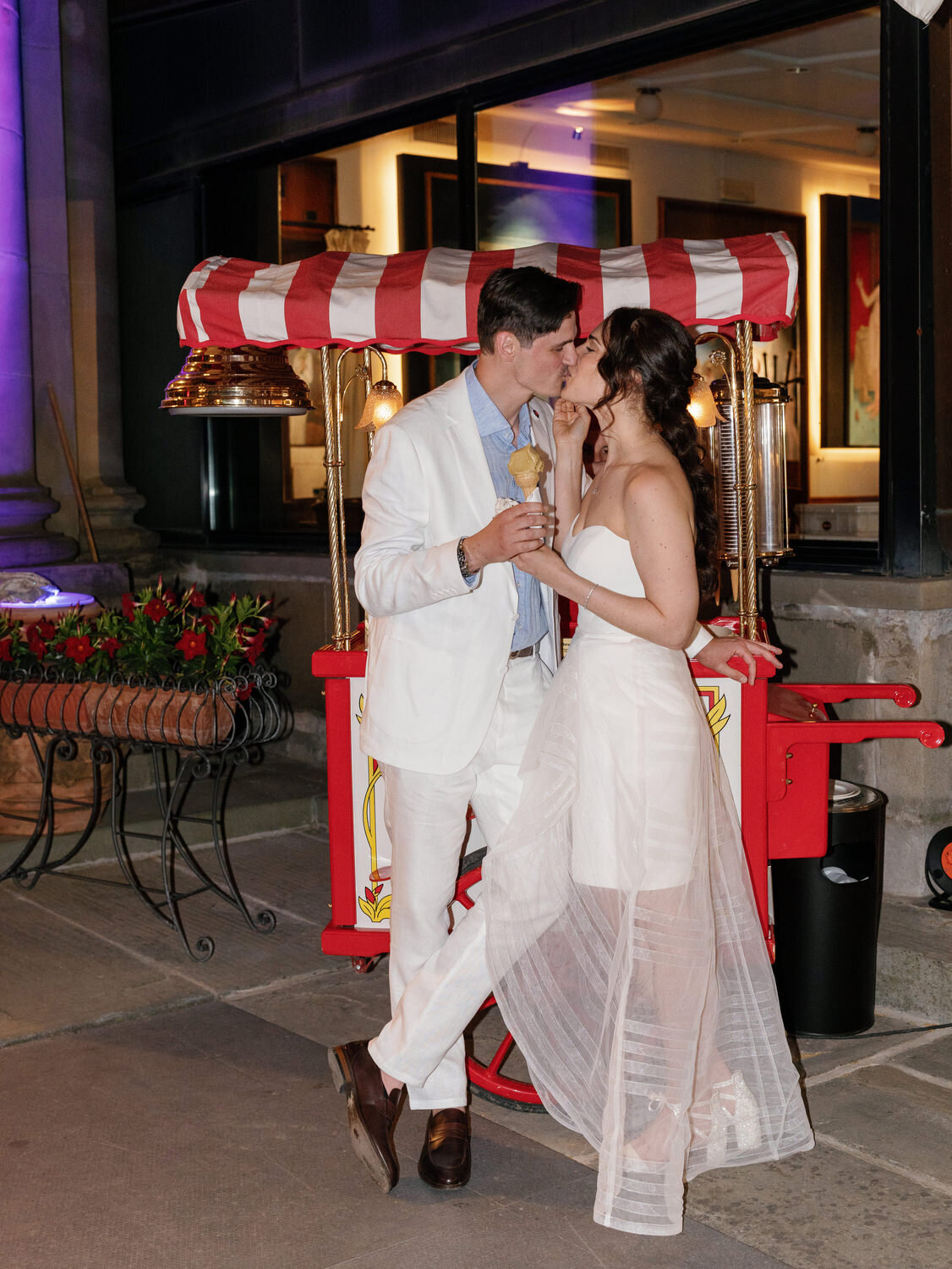 46-Bride-Groom-Ice-Cream-Cart-Kiss