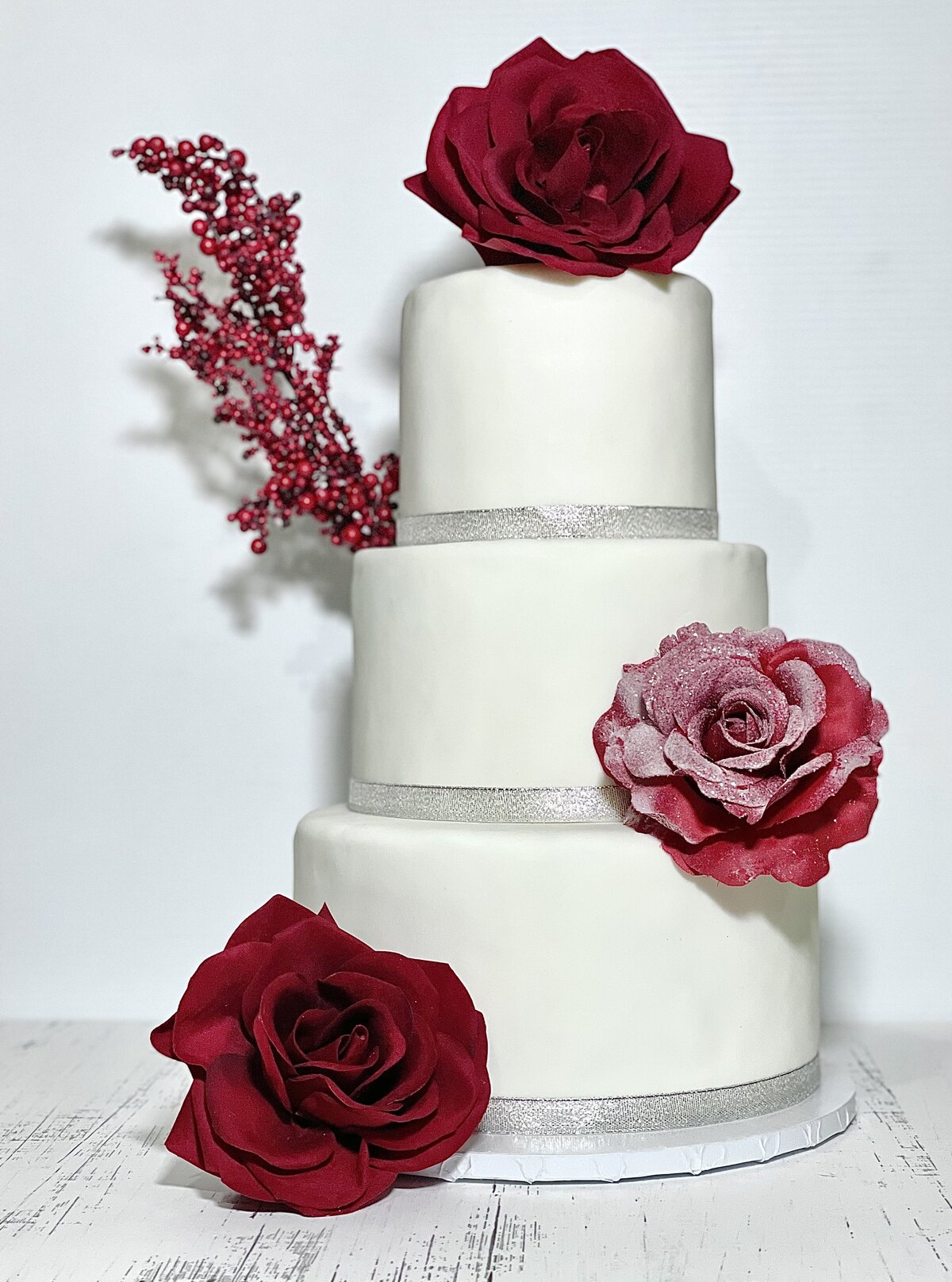 ClassicWeddingCake_RedRoses_SilverTrim-Treatlane