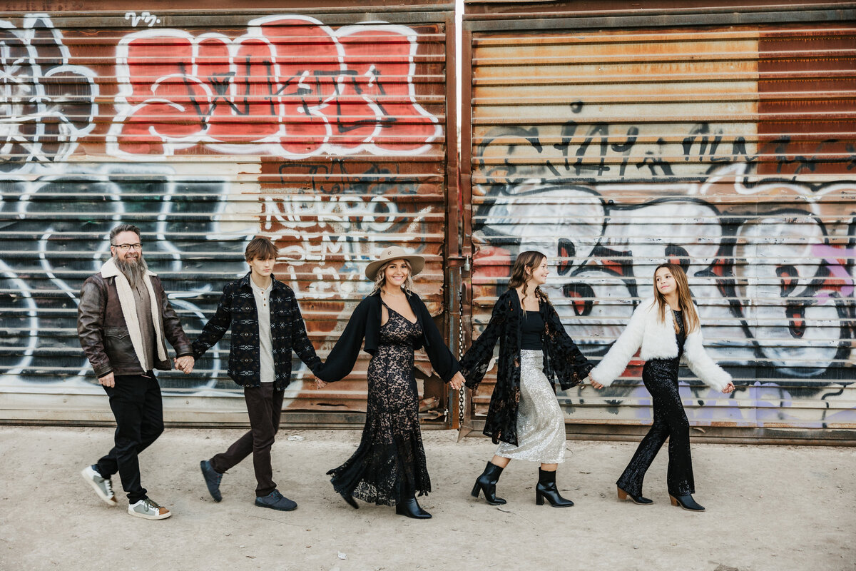 urban-family-portraits-with-graffiti