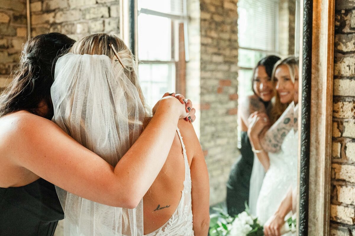 Candid wedding photography of bride with sister before the wedding in Wisconsin