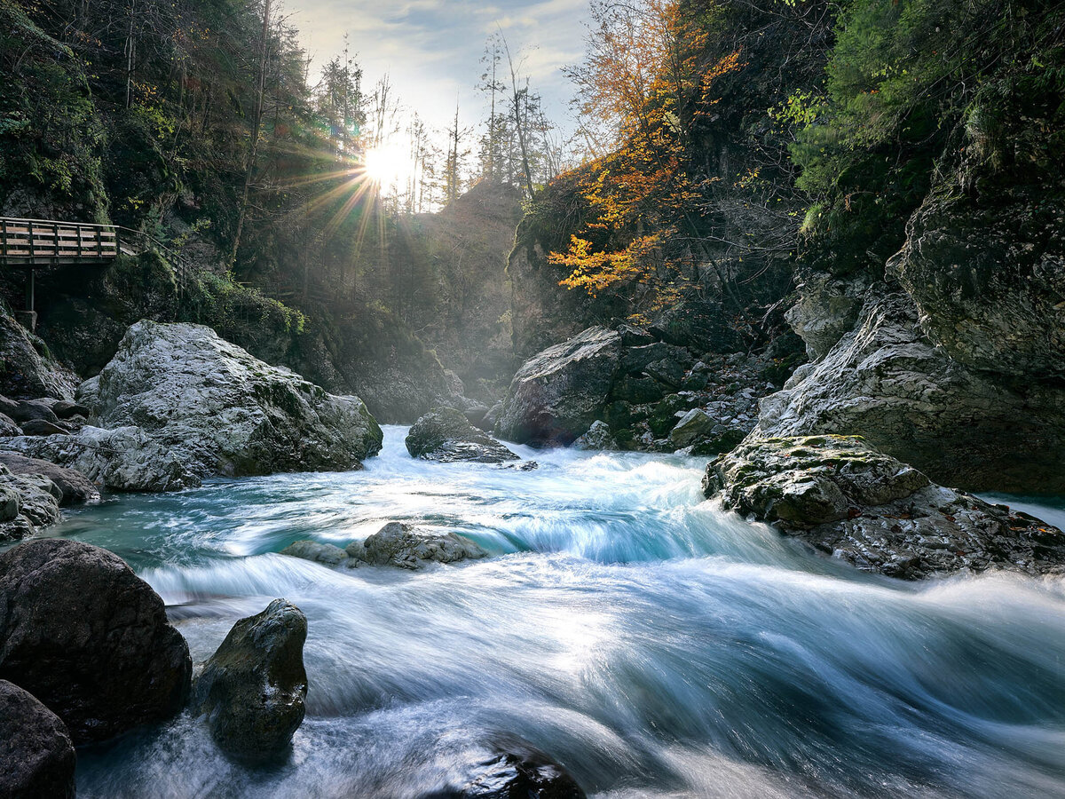 Dramatische Klamm mit türkisfarbenem Wasser an der Schlitza – kraftvolle Naturaufnahme mit herbstlicher Lichtstimmung, fotografiert vom Fotograf Atelier Schulte – professionelle Landschaftsfotografie in den Alpenregionen.