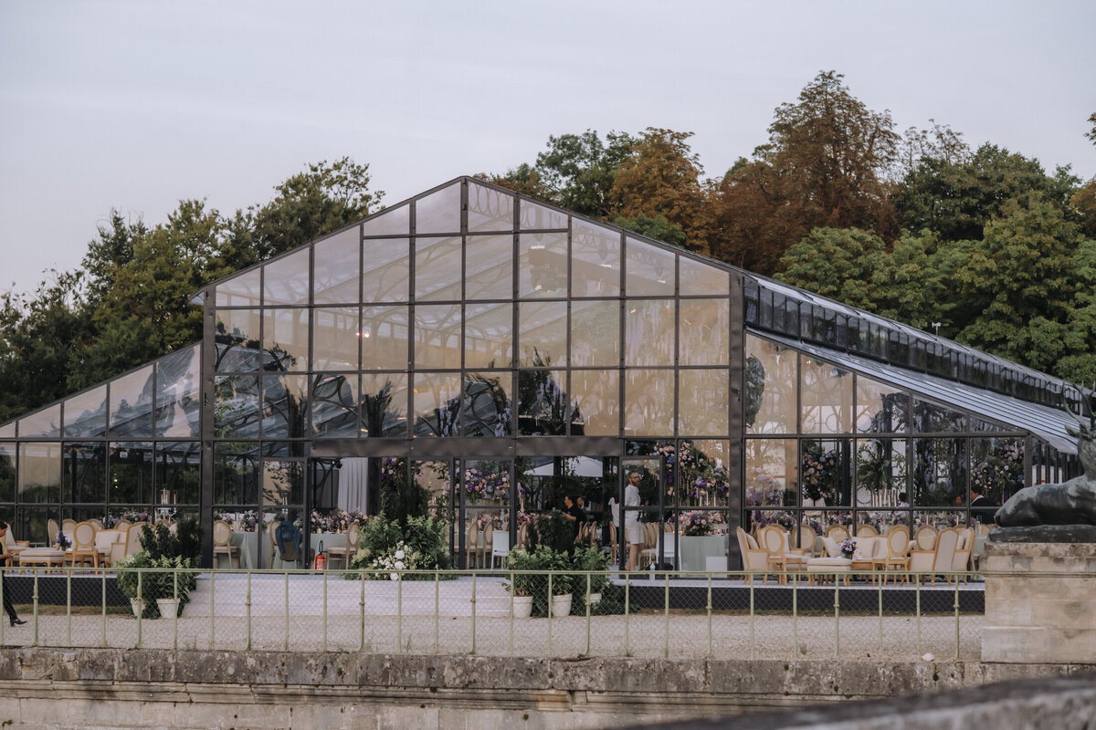 Paris Destination Wedding at Chateau de Chantilly by Alejandra Poupel Events Outside dinner 