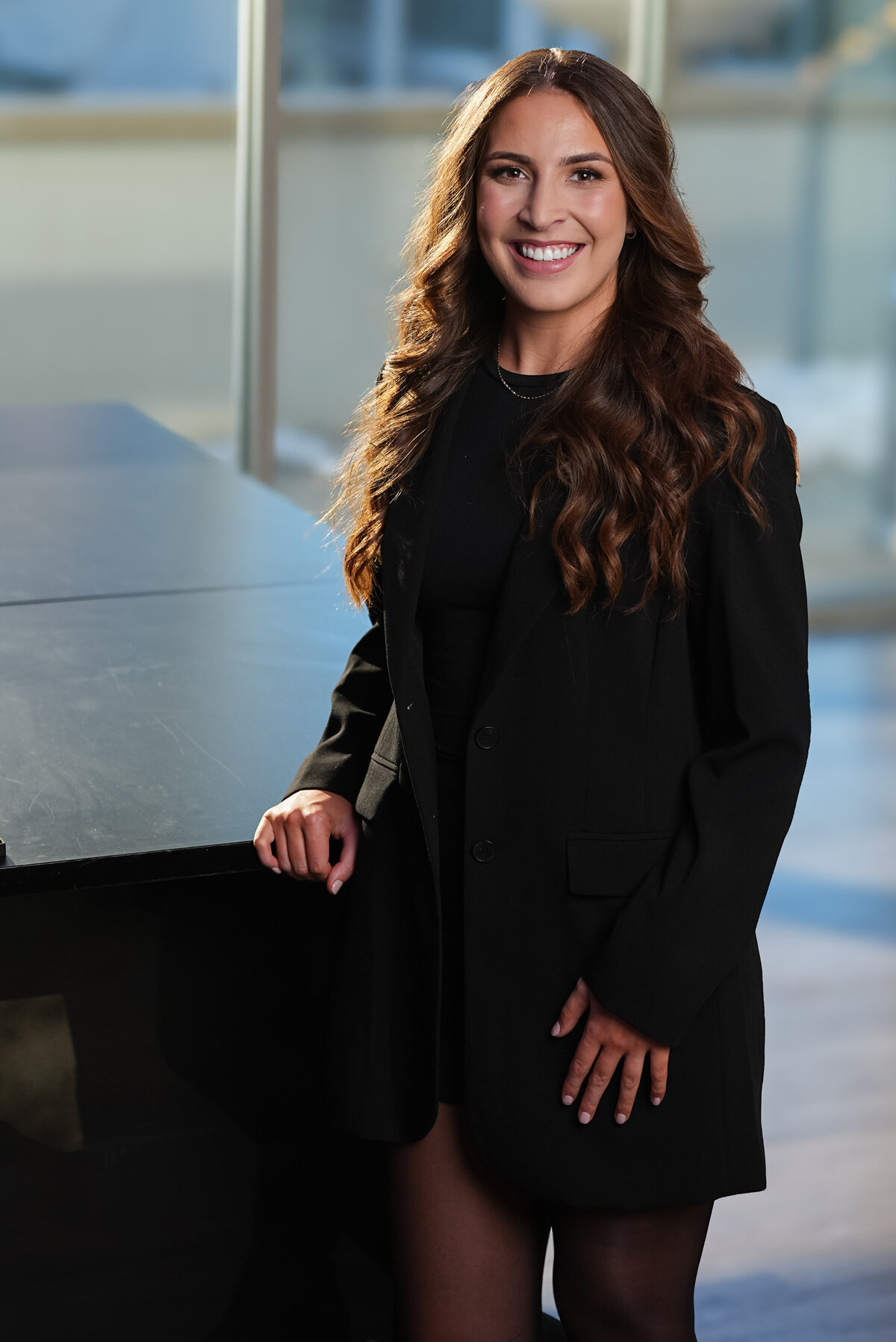 kansas-city-headshot_enviromental-portrait-photography-0119-woman-posing-for-headshot