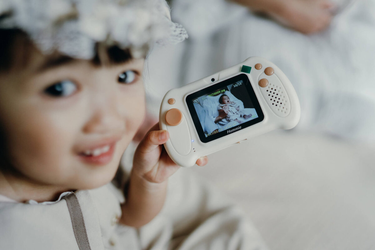 キッズカメラで撮った写真を見せてくれる女の子