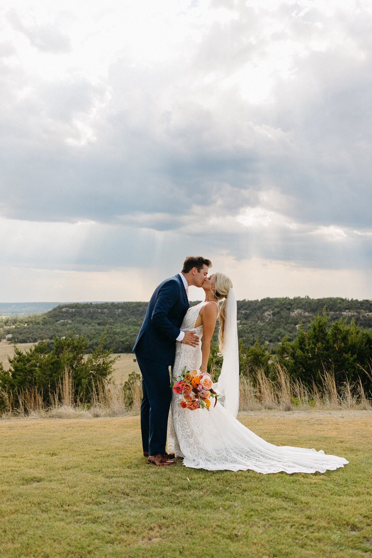 Colorful-bright-summer-wedding-at-contigo-ranch-leah-thomason-7