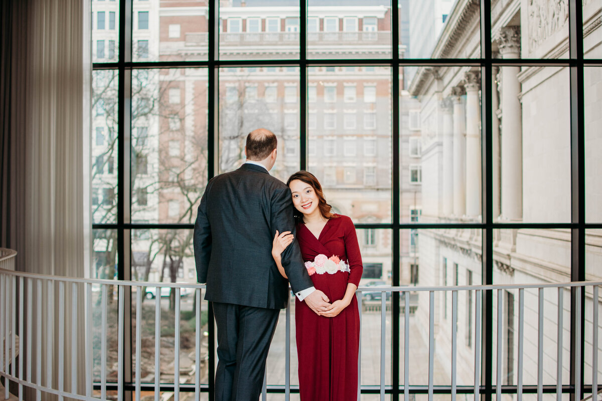Portrait of a soon to be mom+dad on the balcony at the art institute of CHicago