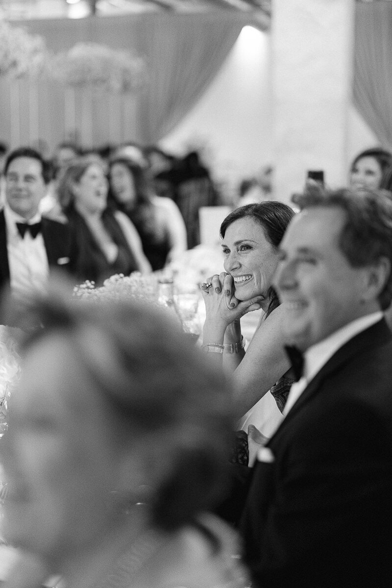 Un moment lors de la réception de mariage. Les invités ont des émotions.
