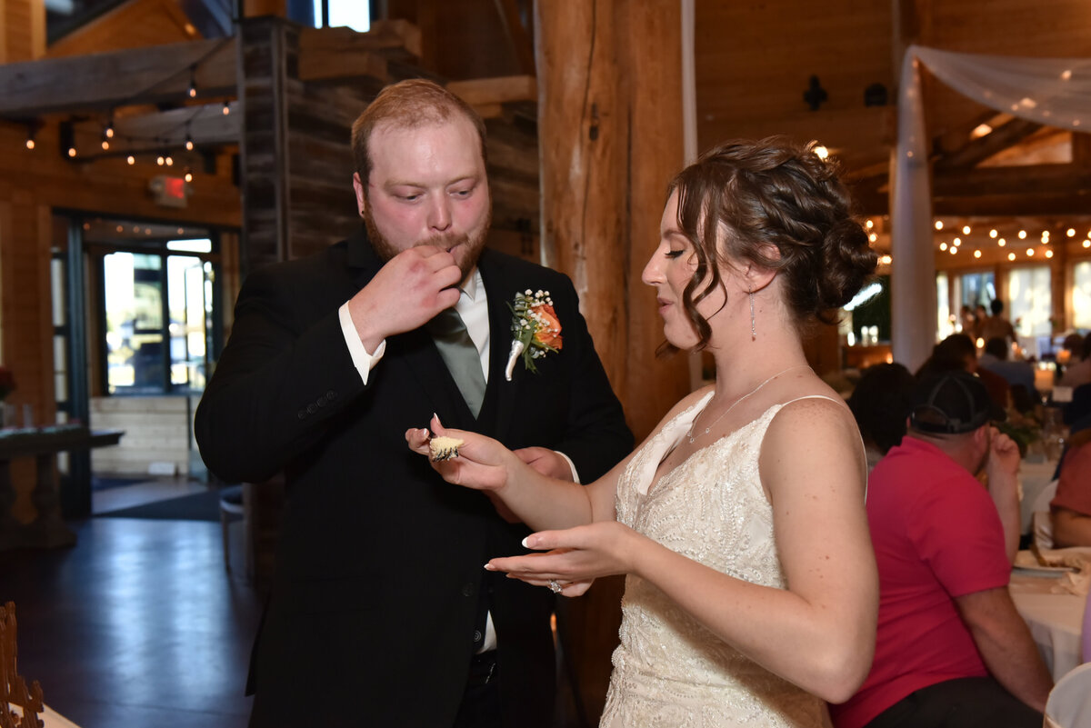 4427-Wedding at The Grands at Mulligans in Sartell Minnesota- Wedding Photographer Nicole Hollenkamp