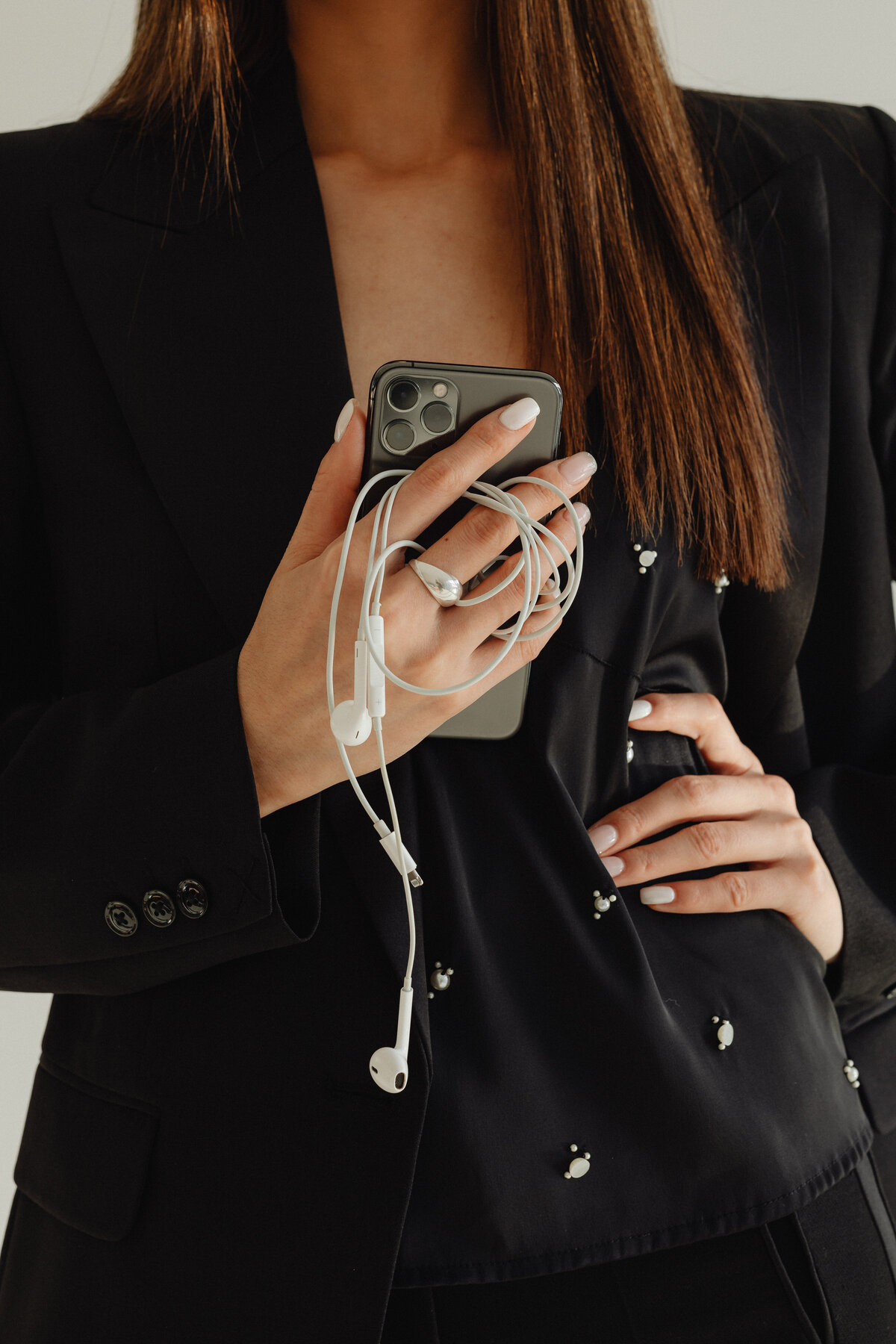 kaboompics_dark-classy-aesthetic-fashion-beautiful-asian-female-entrepreneur-in-black-suit-technology-and-devices-iphone-laptop-airpods-30071