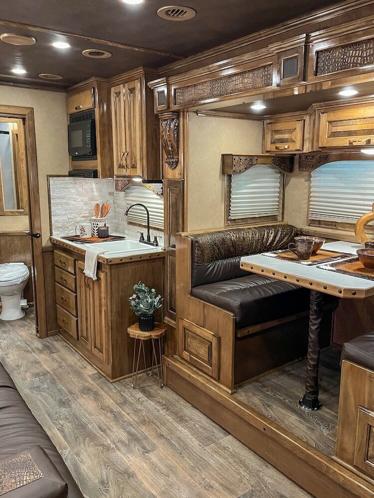 luxury-living-quarter-horse-trailers-trail-boss-conversions-living-areas-7