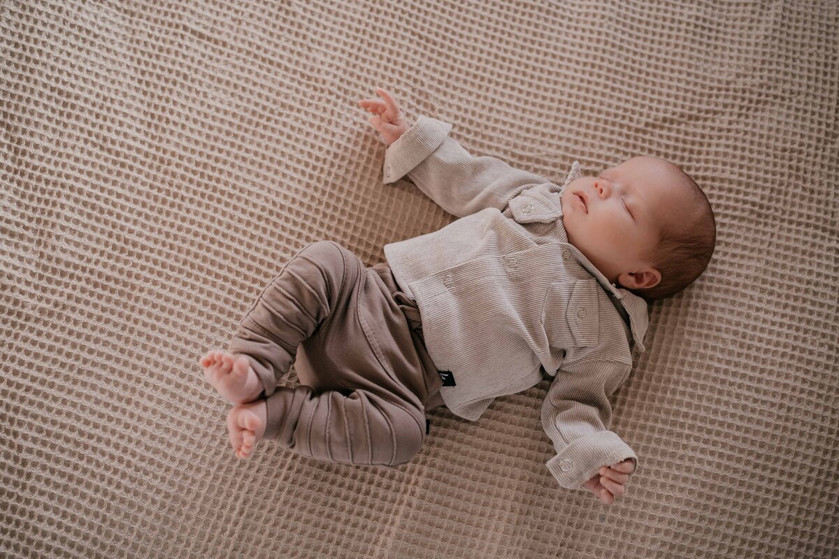 Newbornshoot door Leukfotografie in Amsterdam, Zaandam, Landsmeer, Oostzaan en Purmerend – zachte, liefdevolle babyfoto’s-92