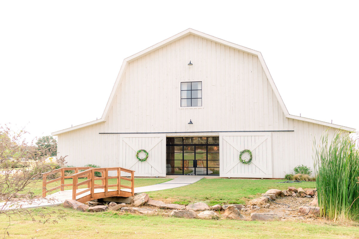 Stephanie&ChristianMorganCreekBarnAubreyTxWedding1