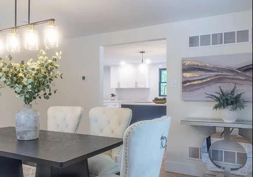 Kelly DeTommaso Elegant Transitions Occupied Home Staging Sellersville PA Dining Room2