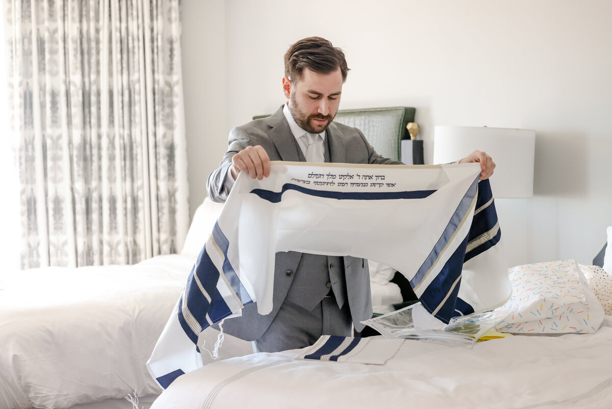 6 - Vinoy Hotel Wedding Jewish Groom with Gift - Tampa Bay Wedding Planner