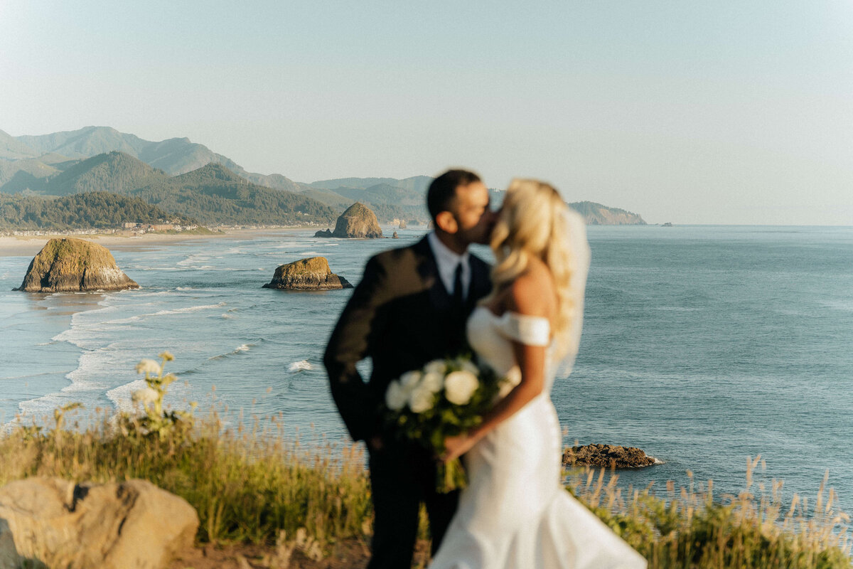 oregon-coast-wedding-couple-kiss-scenic-view