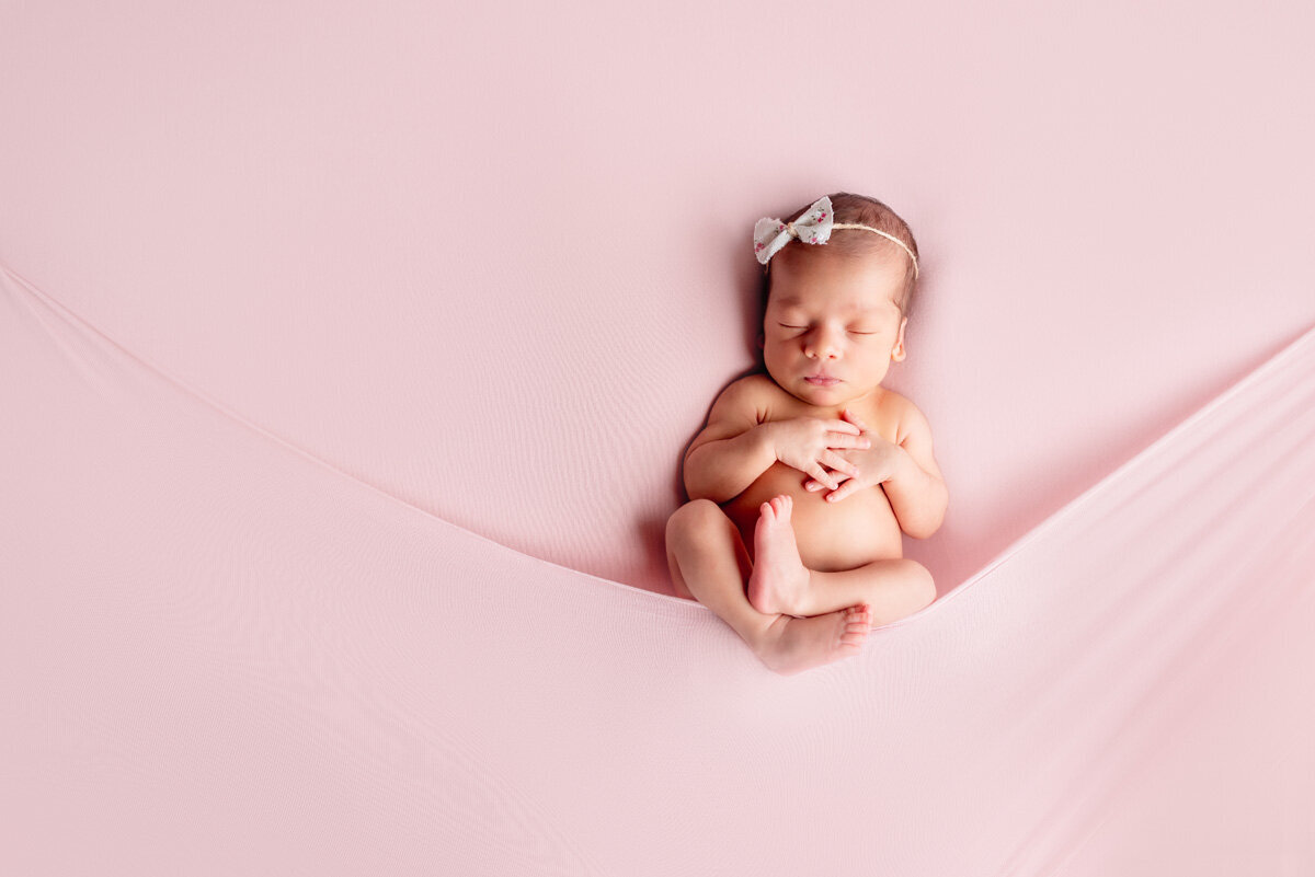 girl-parker-colorado-newborn-in-home-pink-bow