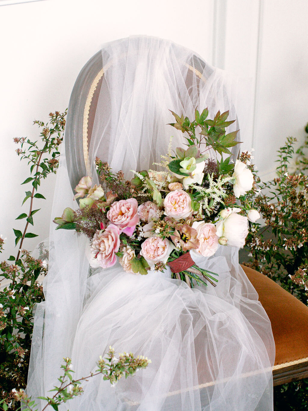 max-owens-design-english-floral-wedding-02-bouquet-veil