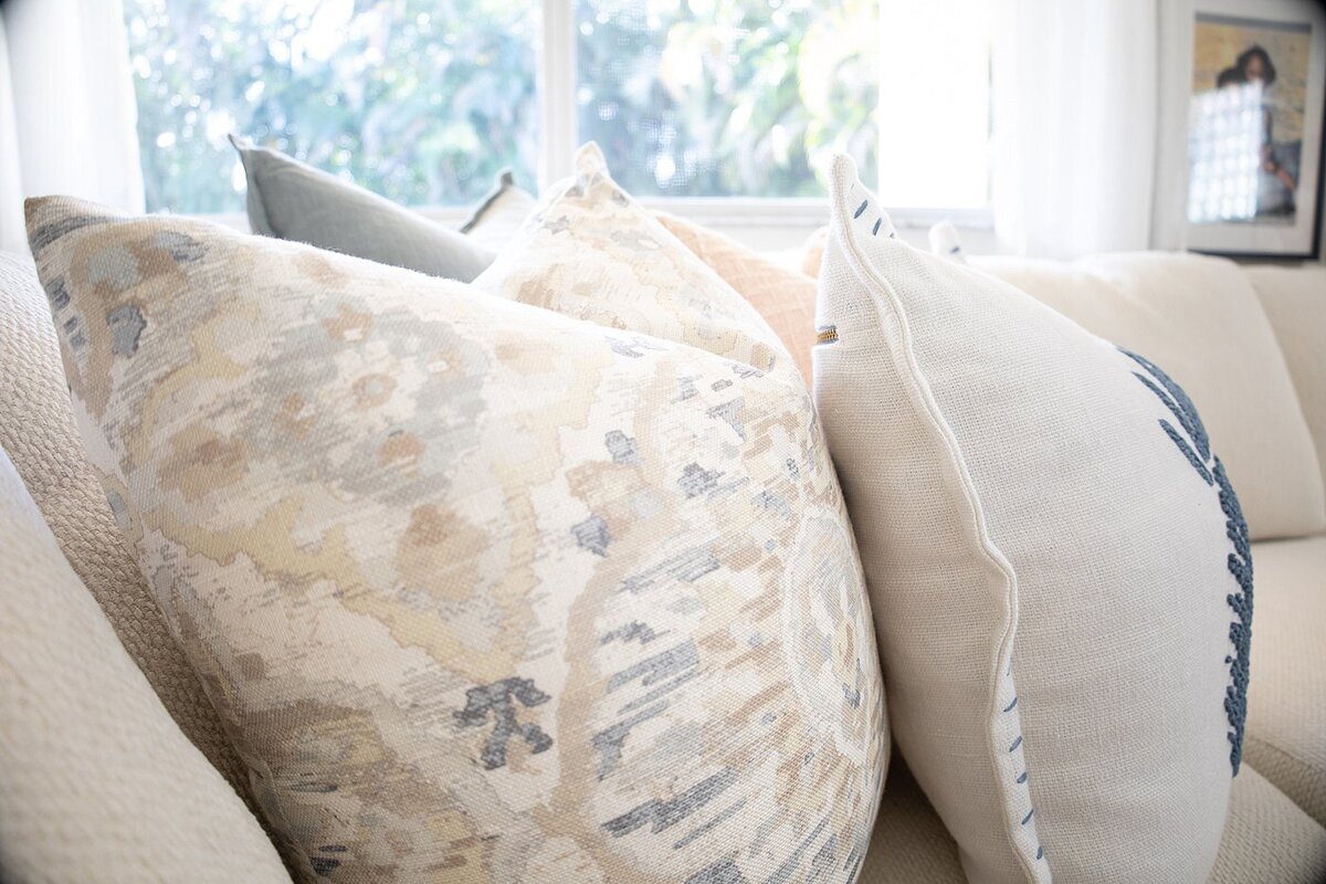Island Home Interiors coastal throw pillows in living room Distance Design Lake Nona