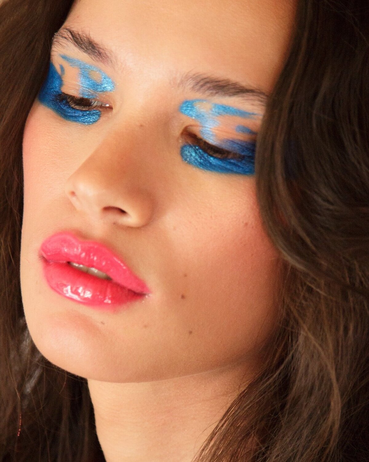 woman-editorial-shoot-blue-eye-makeup-pink-lips