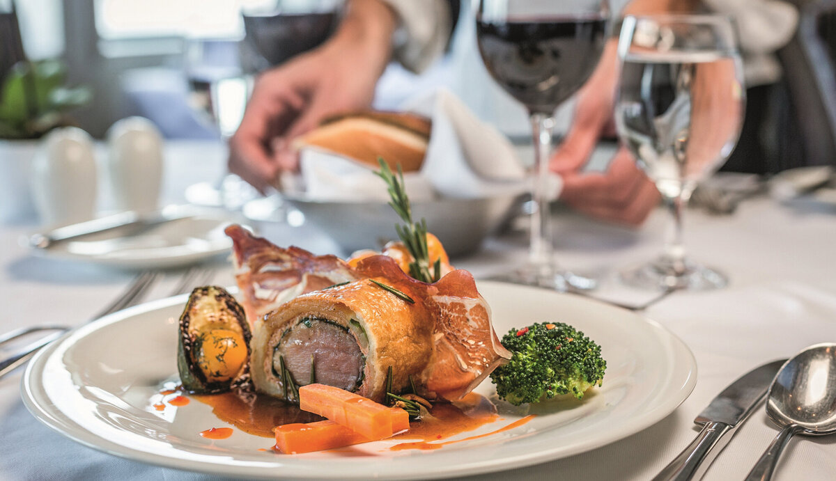 CULINARY_Plated_dish_with_wine_AmaDolce_obd2023
