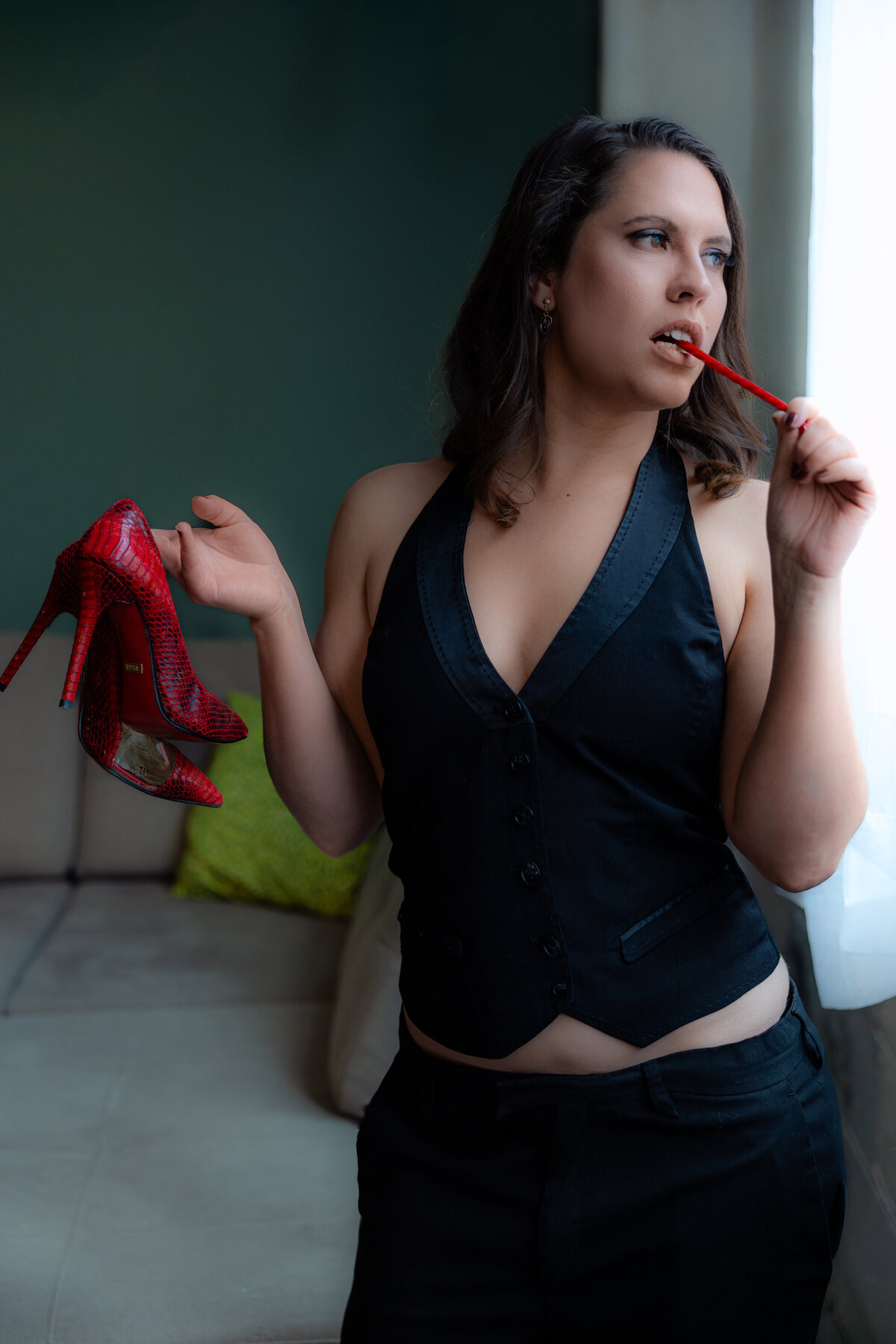 Femme sexy et chaussures rouges Photo boudoir BlanchePhotographe