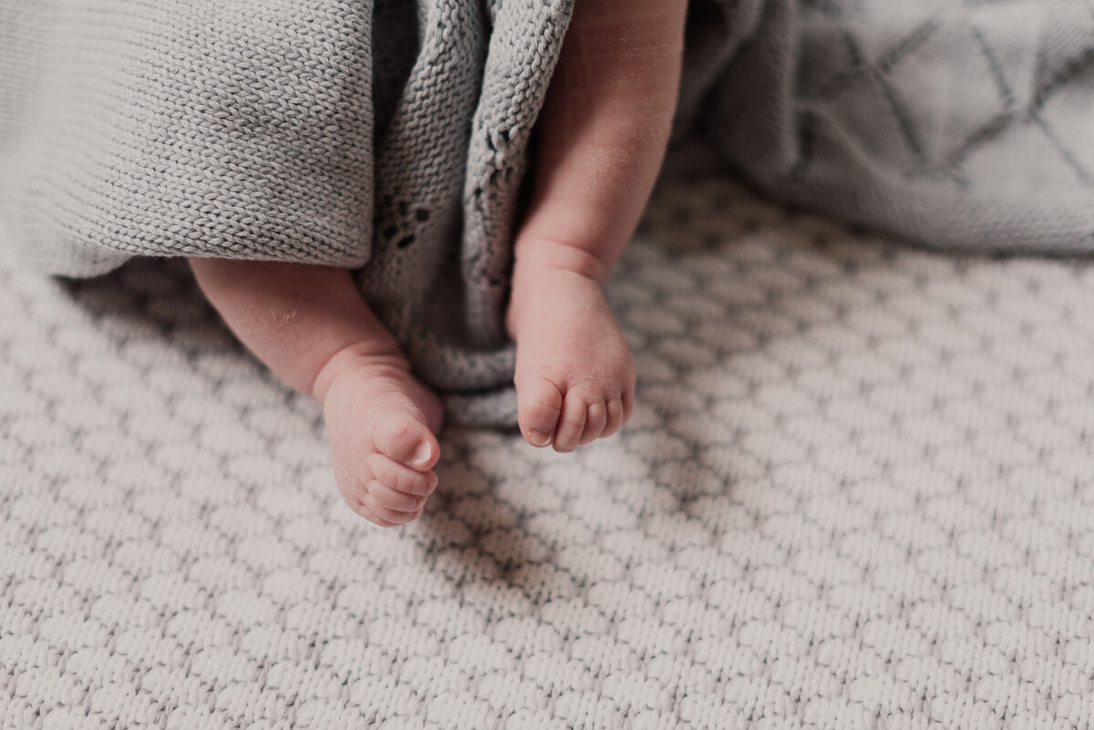 newborn-baby-relaxed-lifestyle-natural-family-photography-179