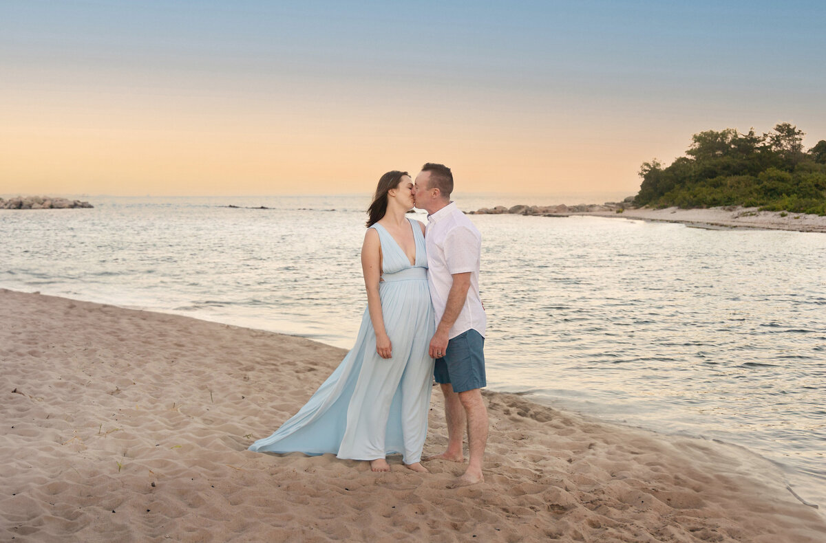 kissing_couple_beach_session_love.jpg