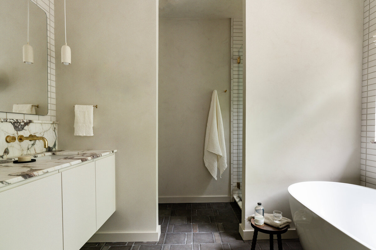 house-franc-avenue-h-hyde-park-bathroom-remodel-addition-historic-home-calacatta-marble-countertop-belgian-terracotta-floor-tile-historic-neighborhood-austin-texas