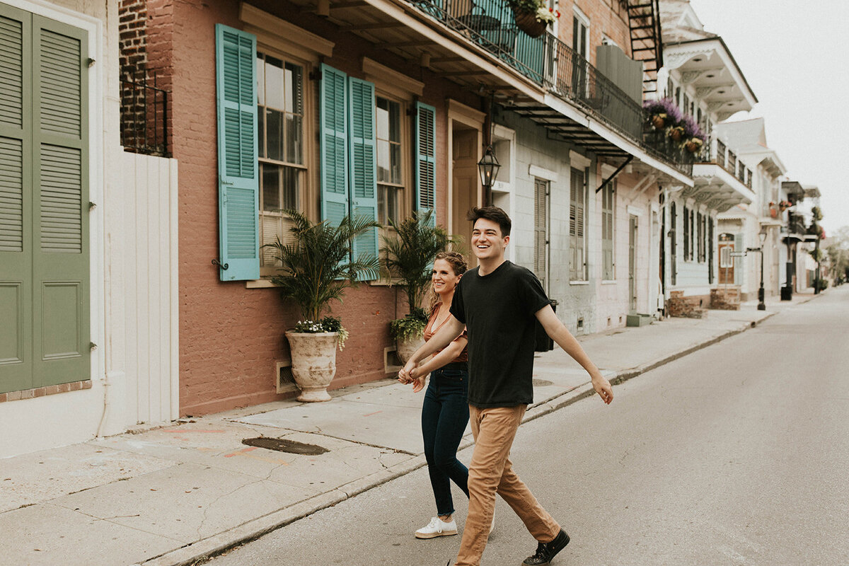 cafe-du-monde-new-orleans-engagement-photo-14