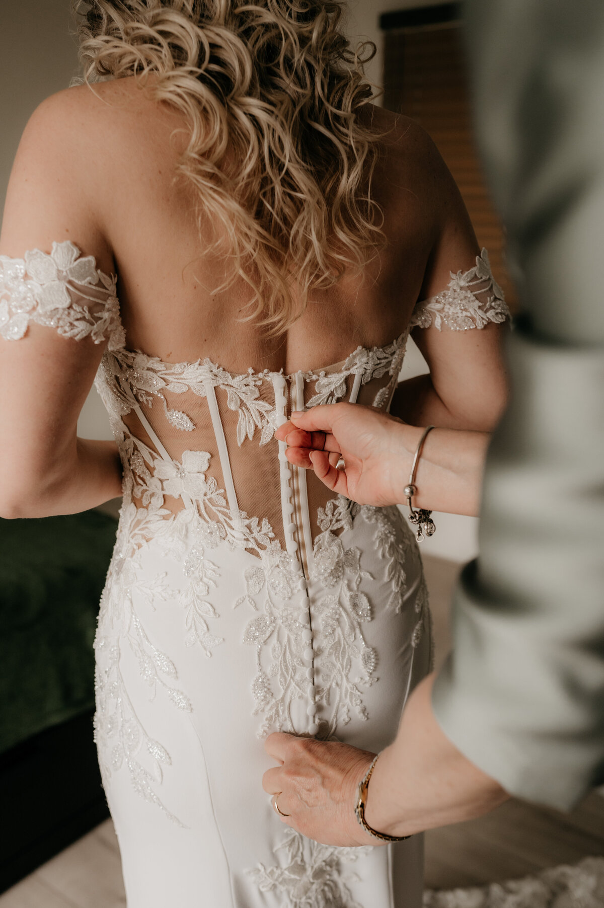 Pure Liefde Fotografie - Jeffrey & Manon - Getting ready Manon-25