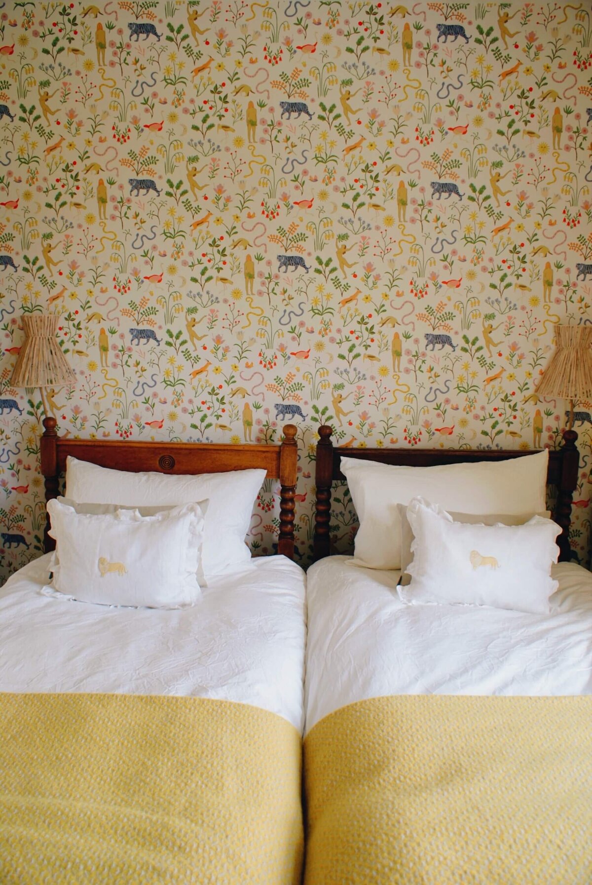 suffolk-yellow-twin-bedroom-wallpaper