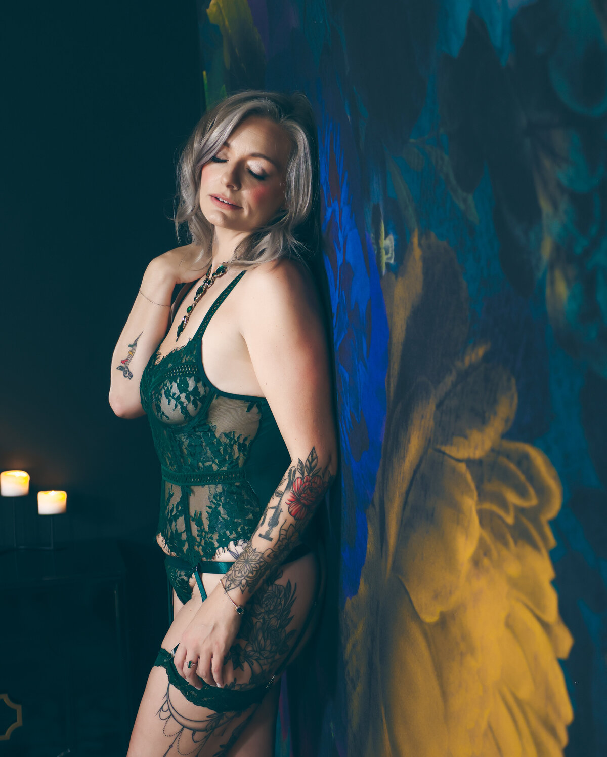 savannah-boudoir-black-room-floral-backdrop-portrait-02